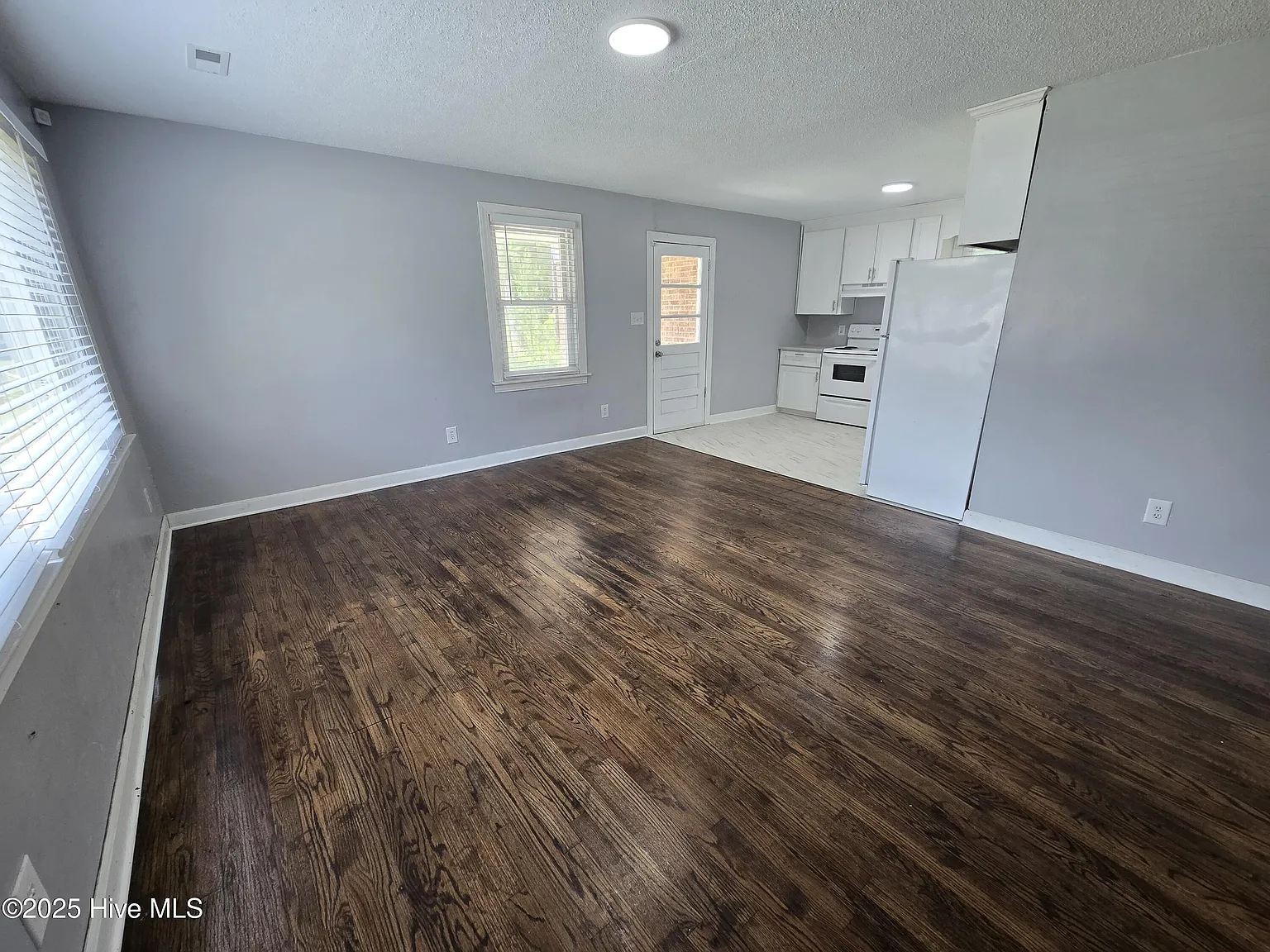 3 bed, 1.0 bath, 1075 sqft, $1,500 — Photo 3