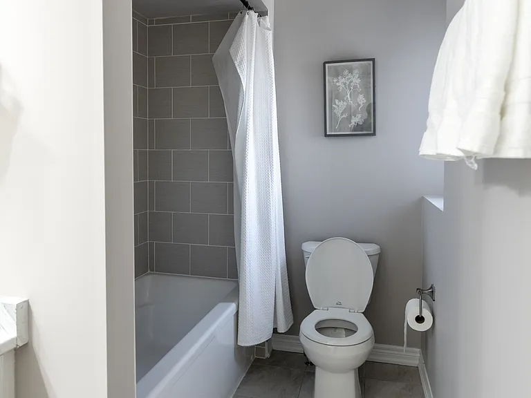648 Lemay Grv — Photo 24