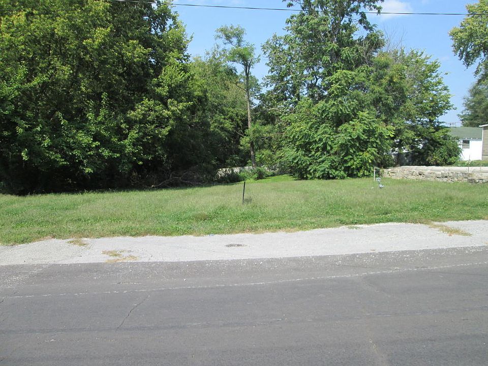 2nd image of 206 Maple St