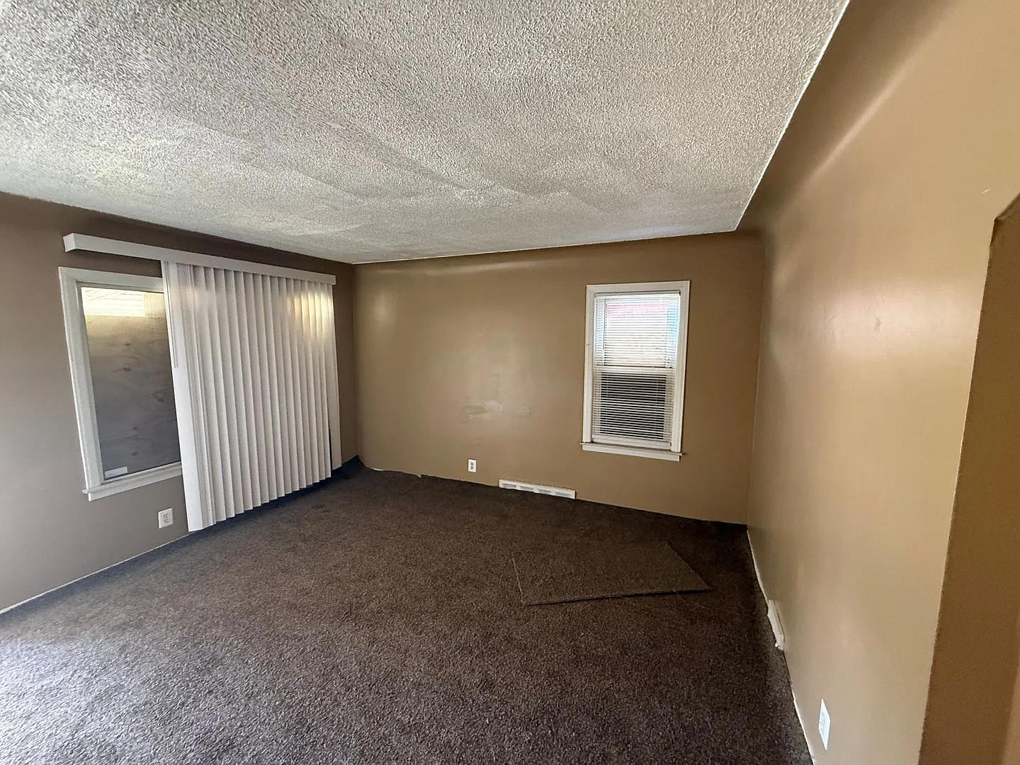 3 Bedroom Bungalow, Corner House, New Carpet Fenced in Backyard — Photo 3