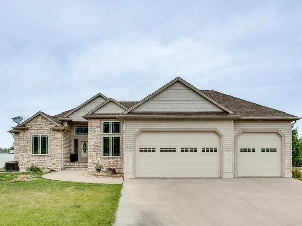 718 N Sedona Dr, West Fargo, ND 58078