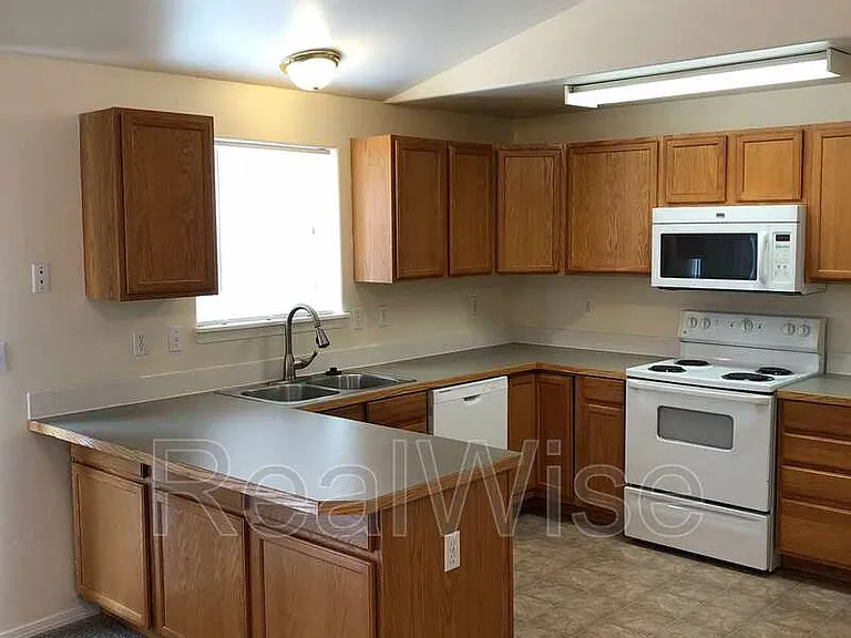 1231 SW 33rd St — Photo 4