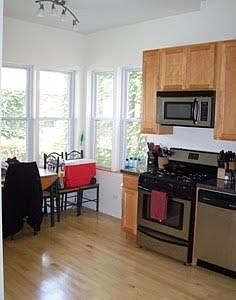 2nd image of 1136 W Oakdale Ave APT 2