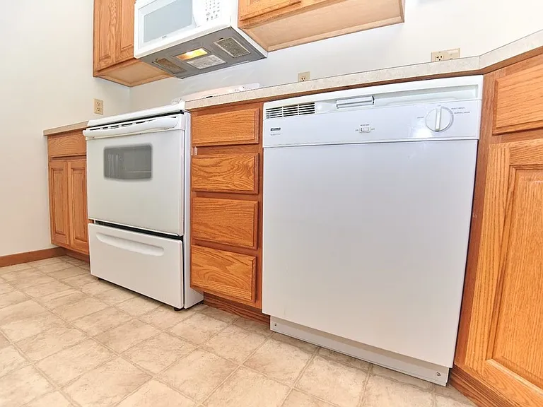 Pineview Apartments — Photo 23
