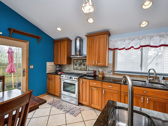 4th image of 879 Lakeside Dr