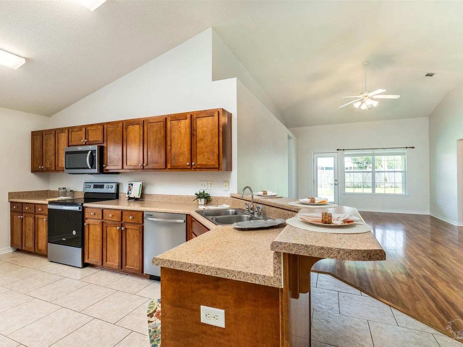 4 bed, 1833 sqft, $3,400 — Photo 2