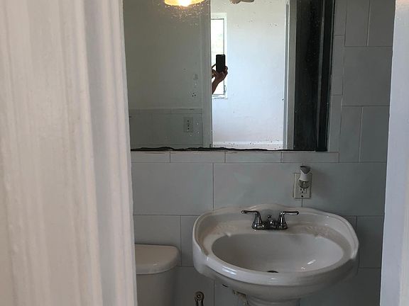 3rd image of 985 Bay Dr APT 1