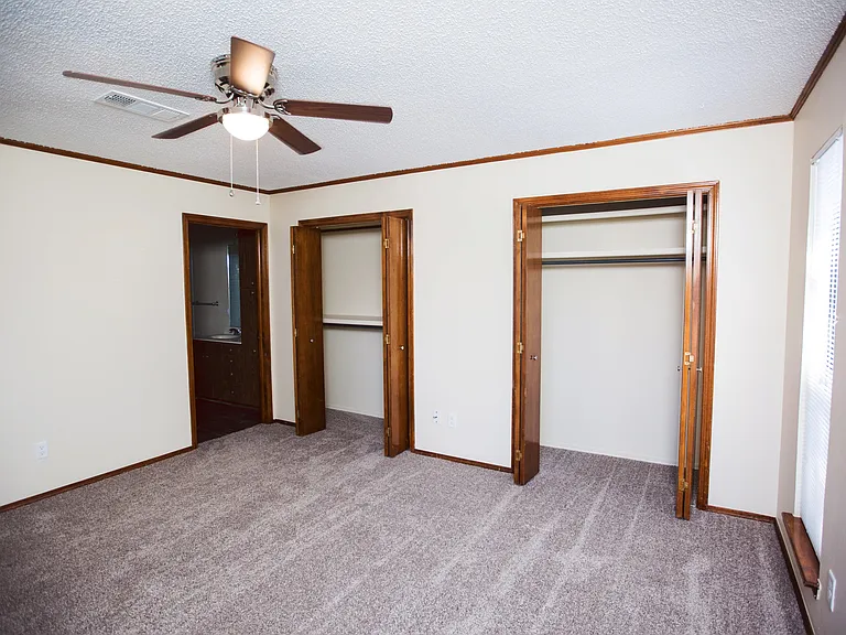 Quail Creek Apartments & Duplexes — Photo 14
