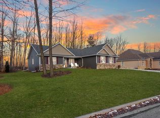 498 Oriole Ln, Howards Grove, WI 53083