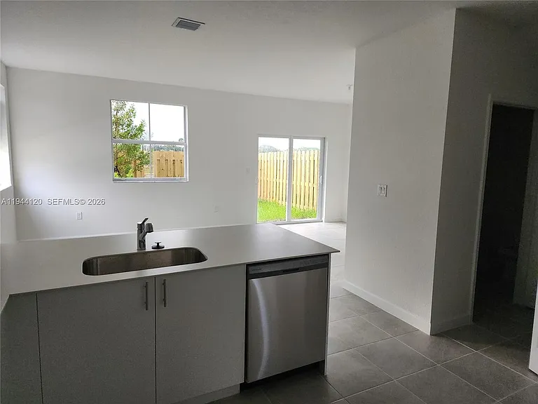 2750 SE 24th Ter #2750 — Photo 3