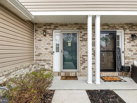 3rd image of 207 Autumn Woods Ct