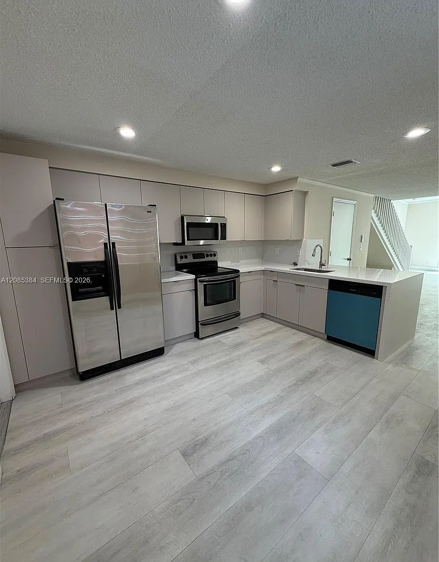Sectors 3 & 4 Boundary Pl — Photo 4