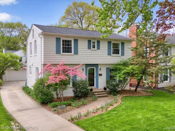 32470 Sheridan Dr, Beverly Hills, MI 48025