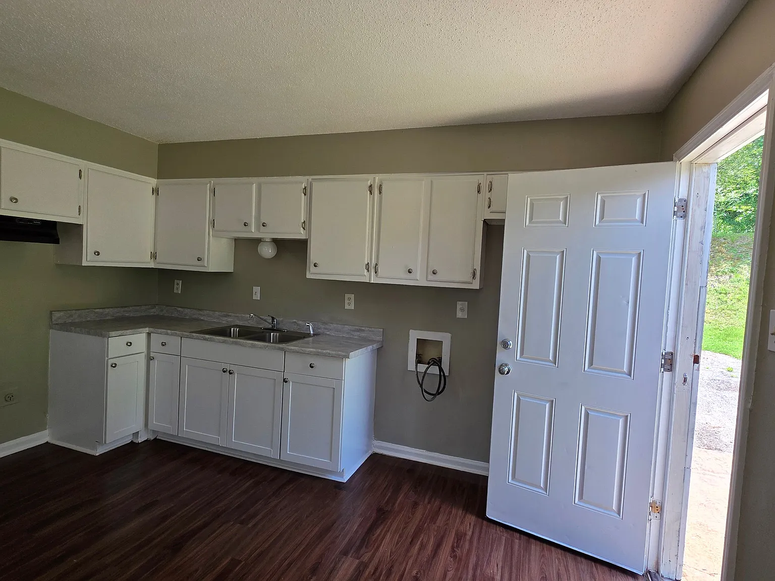 Cozy 4-Bedroom Brick Home with Front Porch Charm — Photo 4