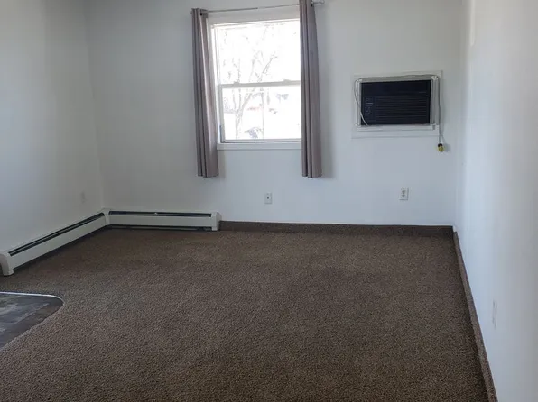 JS- 810, 810 10th St NE APT 4, Jamestown, ND 58401