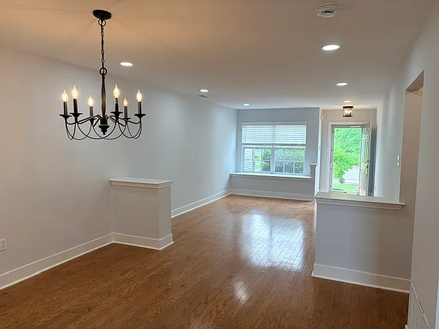 Dining with recess lighting