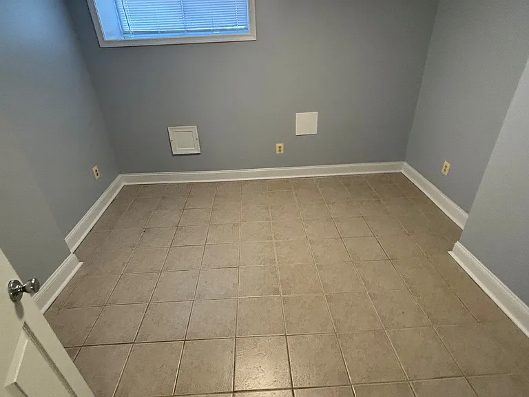 4108 Falls Rd — Photo 10