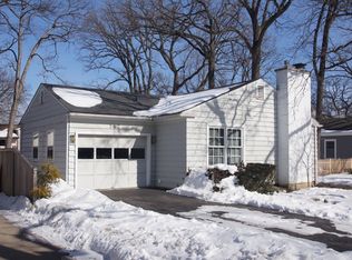 142 E Woodland Rd, Lake Bluff, IL 60044