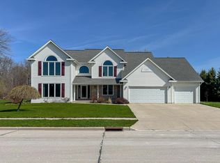 404 Stoney Brook Dr, Manitowoc, WI 54220