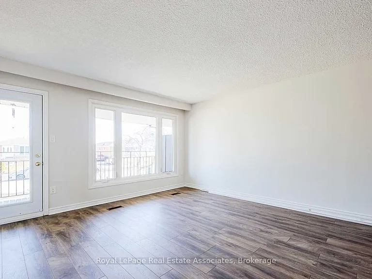 2393 Whaley Dr #UPPER — Photo 6