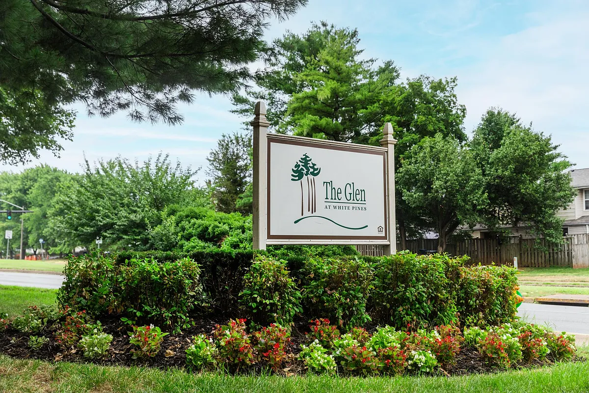 Main Entrance - Glen at White Pines