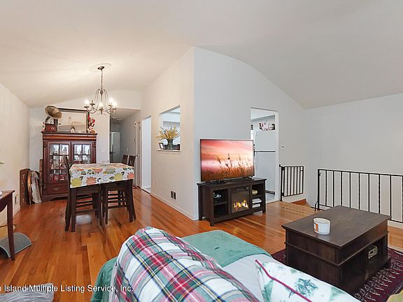 4th image of 14 Redwood Ave
