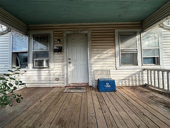 2nd image of 927 N Hobson Ave