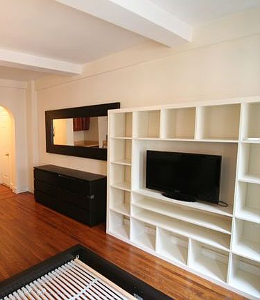 3rd image of 11 Waverly Pl APT 6b