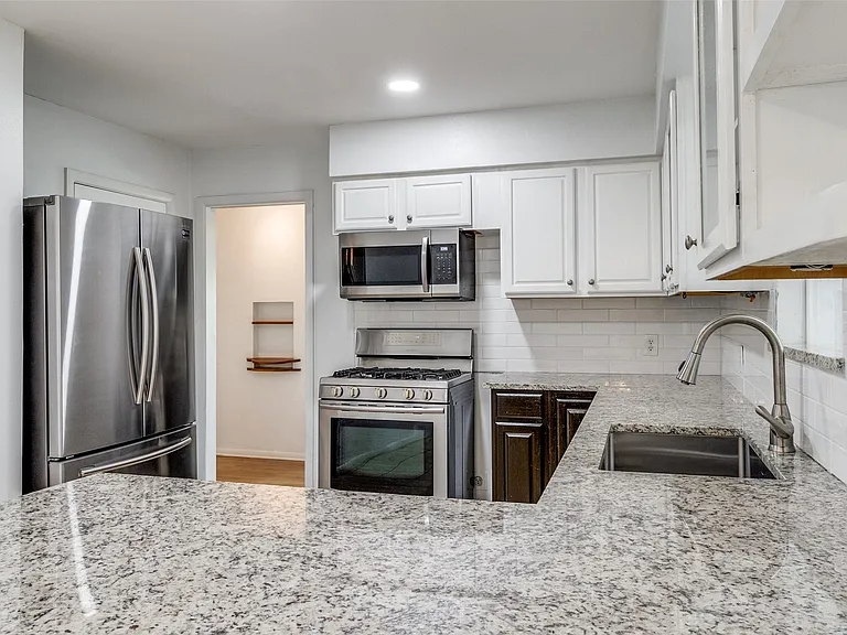 6418 E Lovers Ln — Photo 11