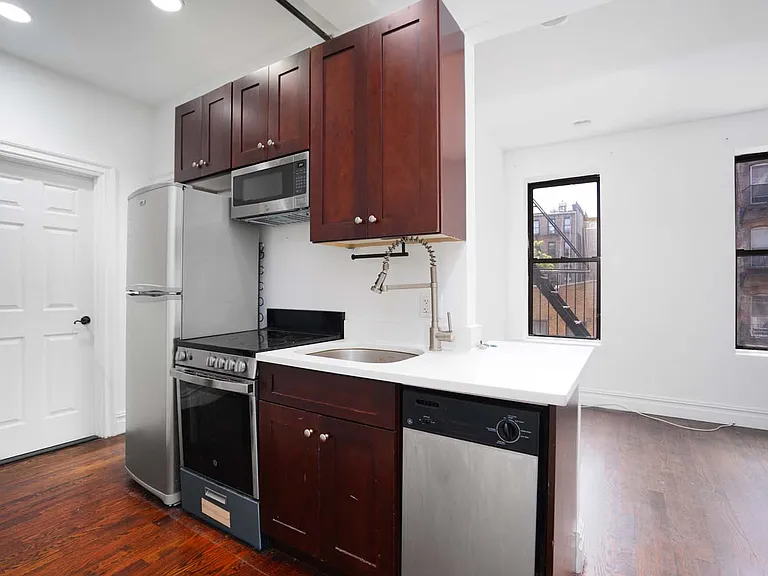 331 E 9th St #6 — Photo 2