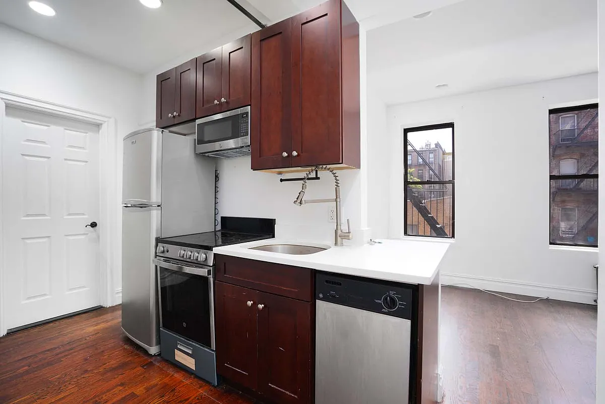 Building Photo - 331 E 9th St #3