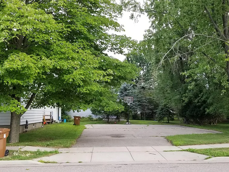 475 Clayton Ave — Photo 10