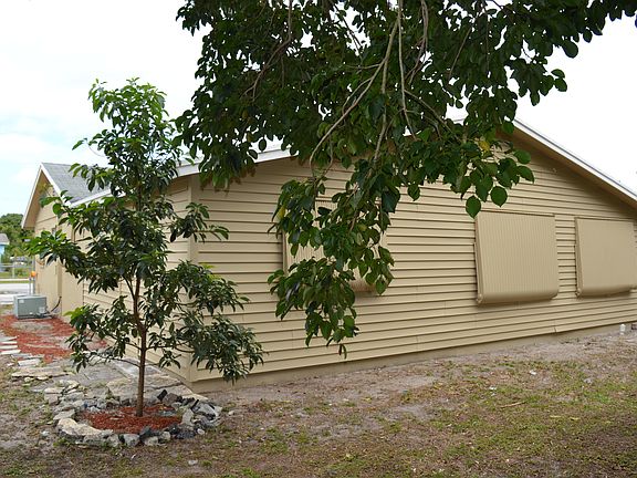 3rd image of 4846 Caribbean Blvd