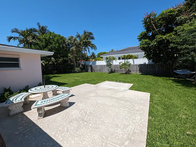 177 NE Spanish Ct — Photo 35