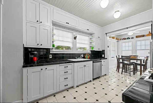 2336 Irwin St — Photo 11