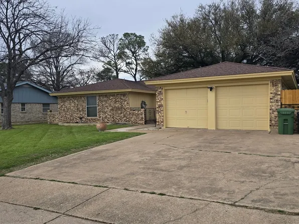 208 E Pleasantview Dr, Hurst, TX 76054