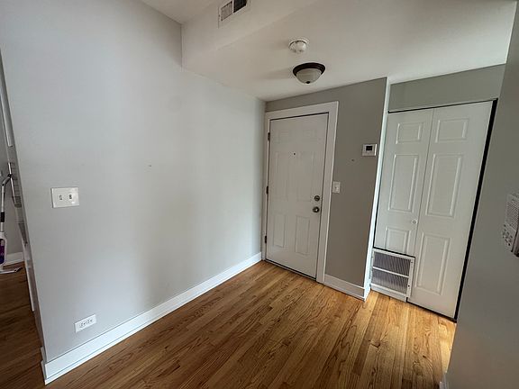3rd image of 824 W Cuyler Ave #110