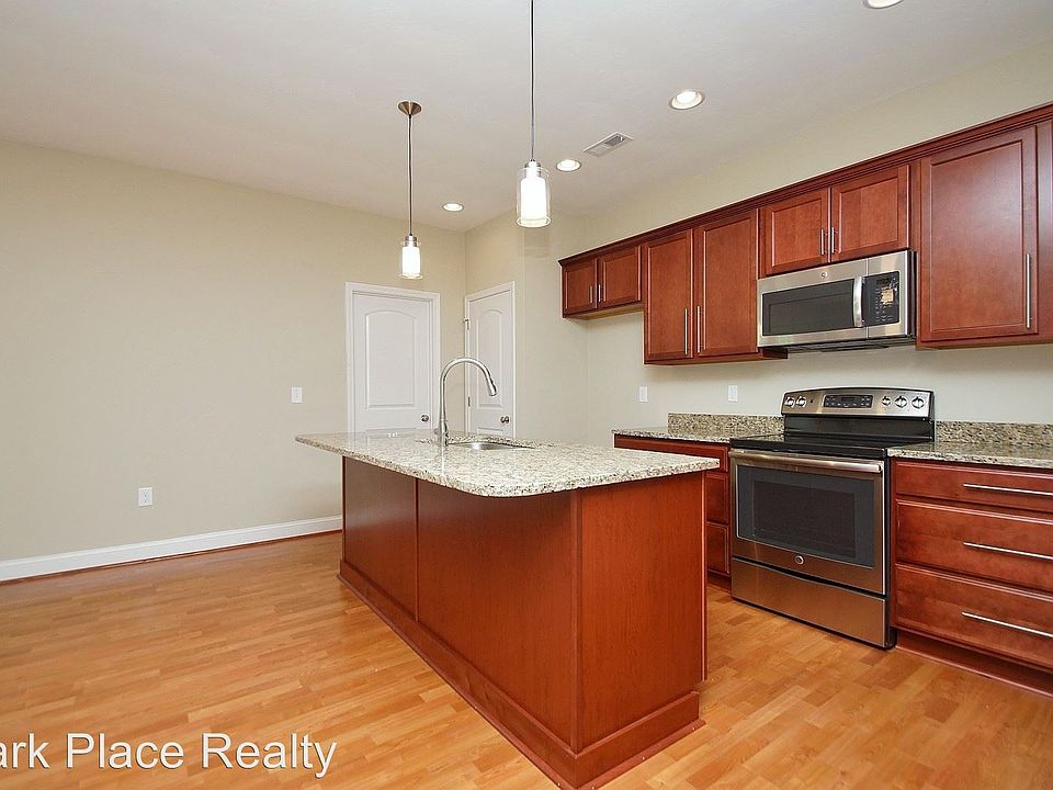 1st image of 652 Janette Ave SW