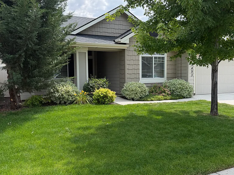 5493 W Los Flores St — Photo 2