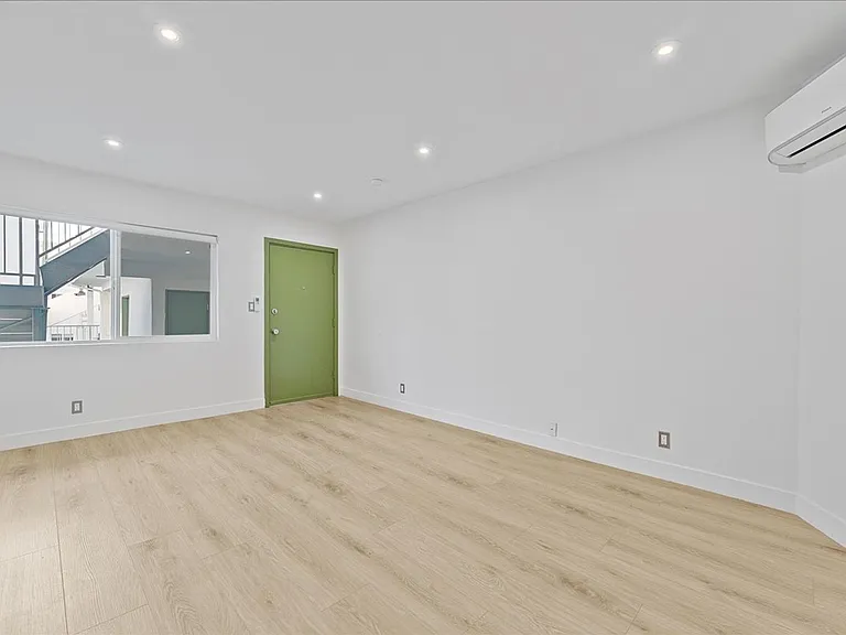 6615 Franklin Ave. — Photo 5