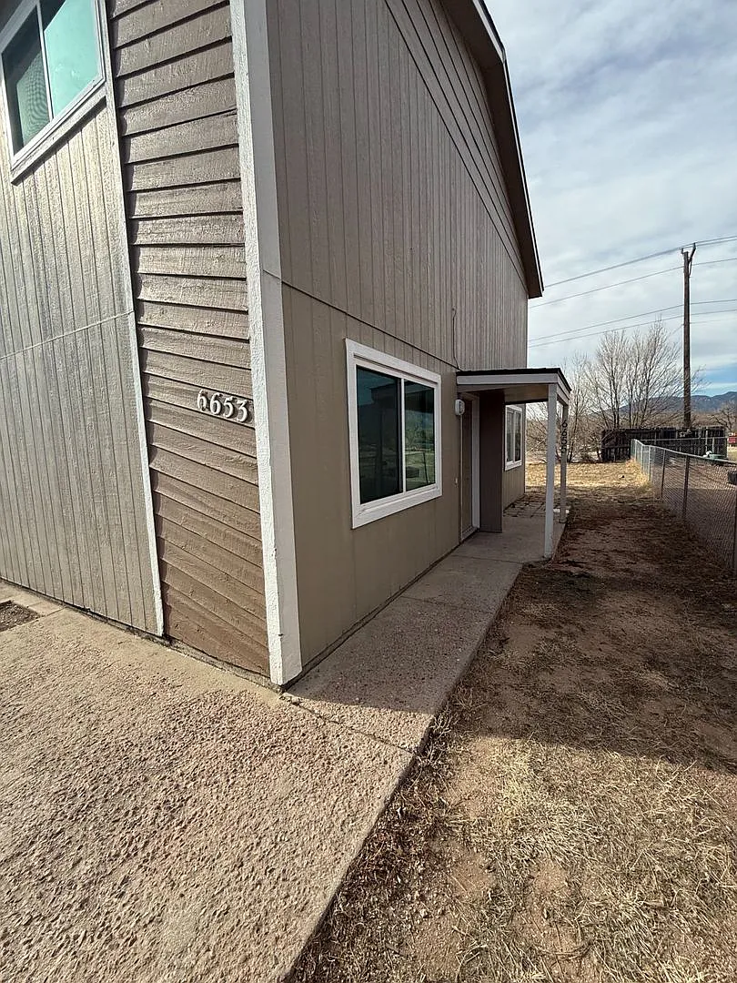 Cute 2 Bedroom Apartment for Rent on Provincial Drive — Photo 1
