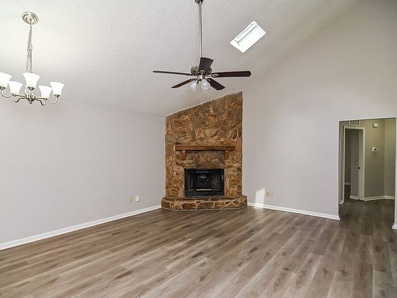 3rd image of 1845 Alberta Ct N