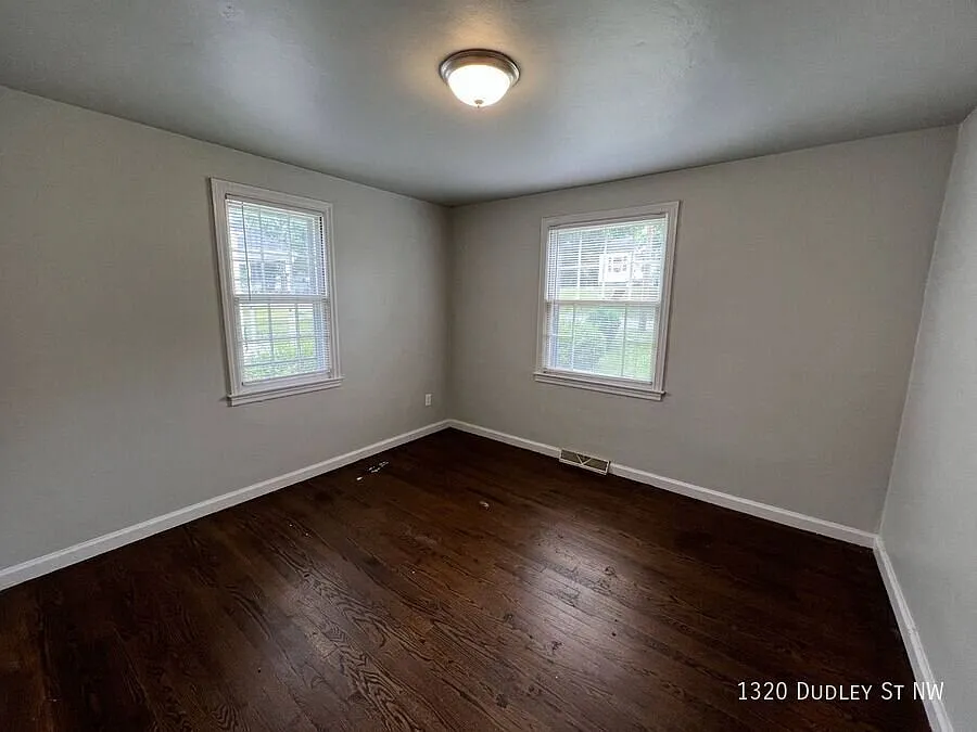 Cozy 2 bed 1 bath — Photo 4