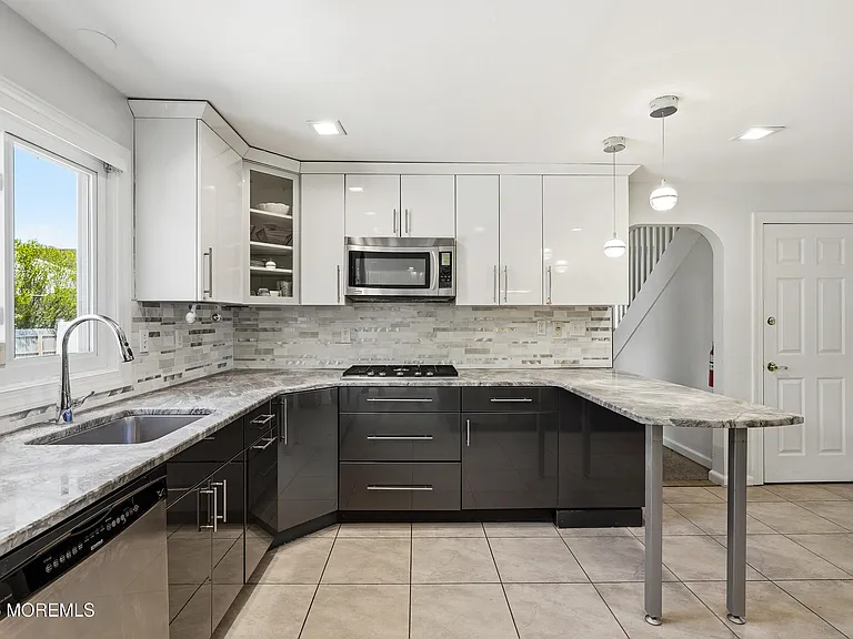 970 Van Court Ave — Photo 16