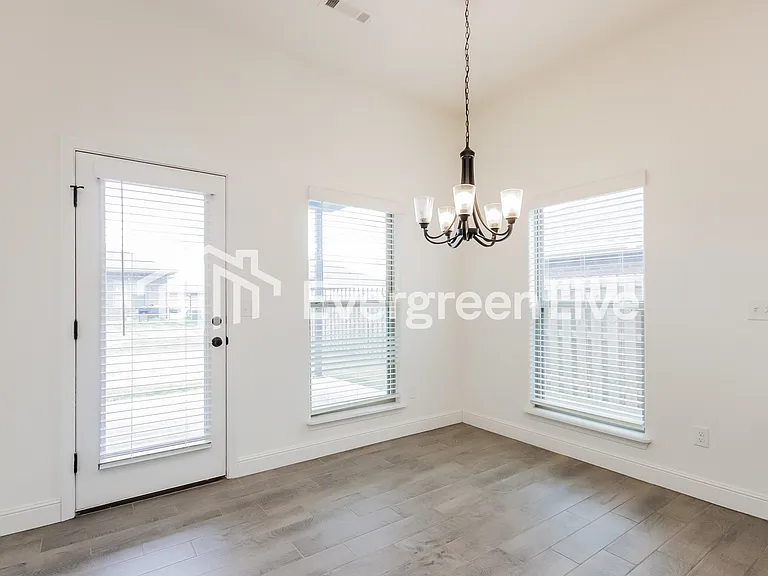 5907 NW Grant St — Photo 7