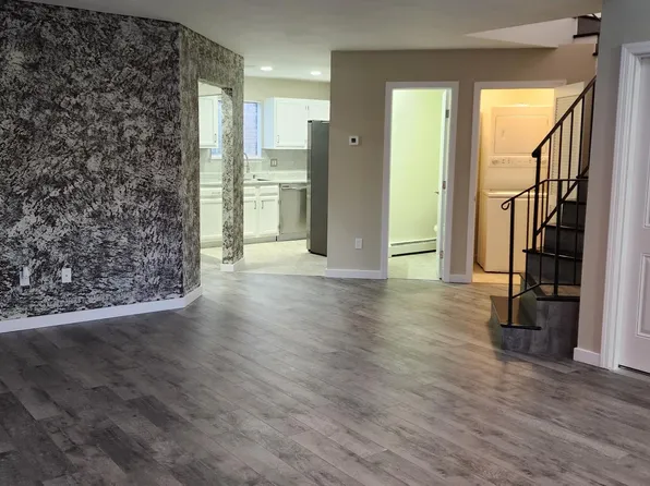 100 Sandpiper Ln, New Windsor, NY 12553