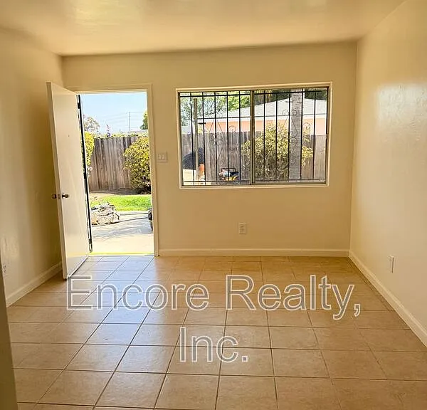 549 McIntosh St #D — Photo 9