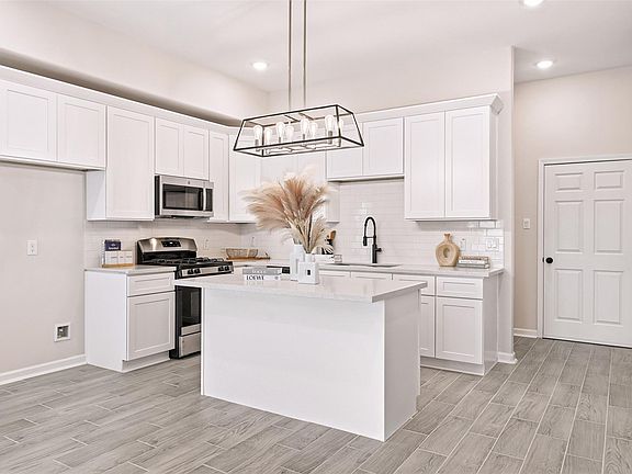 3rd image of 6111 Haight St