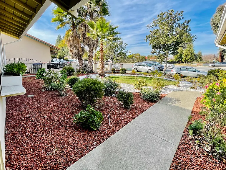 2642 Aborn Rd — Photo 3
