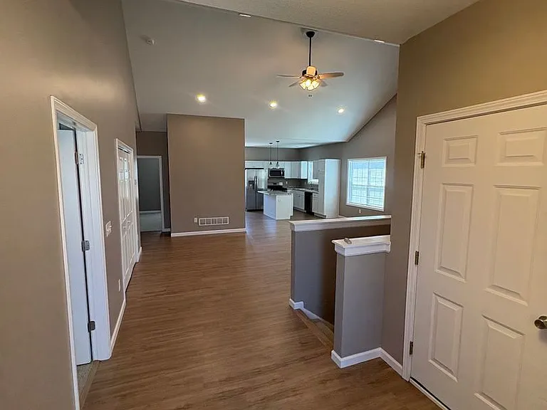 709 Stephanie Ct — Photo 4